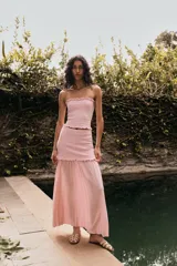 Top bandeau color crudo de punto elástico con volantes en el escote y el ruedo.