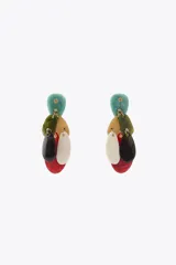 Aros colgantes metálicos con piezas de resina de colores en forma de gota. Cierre con tuerca y clip.