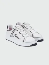 Championes Balmain modelo B-Court, de cuero blanco con detalles en negro, cordones blancos y suela de goma negra. Presentan el logo de la marca estampado en el lateral.