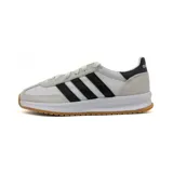 Zapatilla deportiva urbana Adidas modelo Run 70s 2.0, color blanco con tres franjas laterales negras. Presenta detalles en gamuza gris claro y talón negro, entresuela Cloudfoam blanca y suela de goma color caramelo.