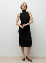 Vestido midi negro, ajustado al cuerpo, con escote cuadrado y tirantes finos. Presenta un tajo lateral en la falda.