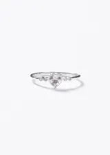 Anillo de plata 925 con una piedra central en forma de corazón engastada, flanqueada por cuatro piedras redondas más pequeñas a cada lado.