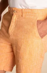 Short color durazno de lino orgánico, con bolsillos delanteros y traseros.