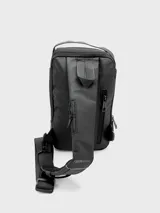 Mochila negra compacta de diseño moderno, con múltiples compartimentos y correas ajustables.