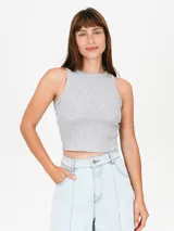 Musculosa gris melange de tejido acanalado, corte crop y cuello redondo tipo nadador.