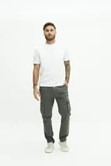 Pantalón cargo verde militar sin puños, con cuatro bolsillos con botón y presillas para cinturón.