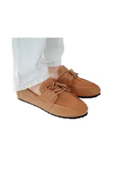 Mocasín color caramelo de cuero gamuzado con lazo frontal y detalle de pasacintas laterales. Suela flexible antideslizante.