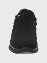Zapatillas de mujer color bordó, sin cordones, con cierre lateral de cremallera y suela blanca.
