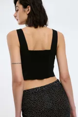 Top burdeos con breteles finos con lazos y escote con puntilla.