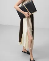 Vestido midi lencero con breteles finos, escote en V y diseño asimétrico con piezas combinadas en diferentes tonos de beige y marrón.