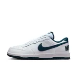 Championes urbanos Nike modelo Court Borough Low 2, color blanco con detalles en azul marino, confeccionados en cuero sintético, con logo "Nike" característico en los laterales y suela de goma.