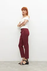 Pantalón tostado con cinto incluido, de corte recto y estilo clásico.