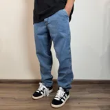 Pantalón de jean celeste de corte recto.