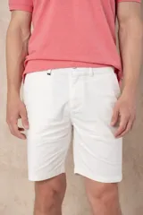 Bermuda de gabardina color blanco, corte recto, con bolsillos laterales y traseros.
