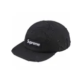 Gorra tipo camp cap Supreme color negro con diseño de capas de tela deshilachada y logo bordado en el frente.