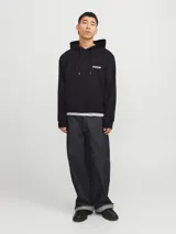 Buzo con capucha negro, de manga larga y corte holgado. Estampado en el pecho con la leyenda "project core creative dept. unlimited edition. sourced and produced by jack&jones 1990". Confeccionado en tejido loop back cepillado, con puños de canalé y bolsillo canguro.