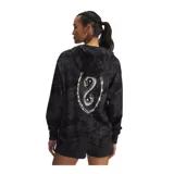 Buzo negro con capucha y cierre completo, de la línea Project Rock de Under Armour. Tiene estampado camuflado en tonos grises y logo de la marca en el pecho.