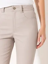 Pantalón de cuero ovino arrugado color gris, corte recto, con bolsillos delanteros y traseros, cierre metálico y tajos laterales en el ruedo.