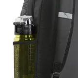 Mochila negra con correas ajustables y asa superior. Presenta el texto "ORIGINAL" bordado verticalmente en el lateral y el logo de Puma en la parte frontal, ambos en hilo blanco. Tiene un bolsillo frontal con cierre de cremallera gris.