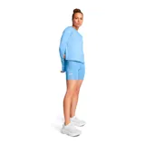 Short deportivo negro de tiro alto, con calza interna y logo de Under Armour en la pierna izquierda.