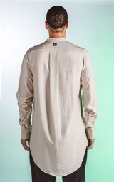 Camisa beige de manga larga con cuello mao y calce relaxed fit.