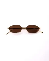 Lentes de sol con marco dorado y lentes marrones rectangulares.