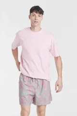 Short de baño estampado en tonos turquesa y rosado, con cordón ajustable en la cintura.