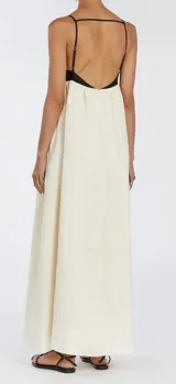 Vestido largo de tirantes finos, con corpiño negro y falda blanca.