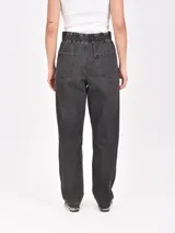 Pantalón jean negro con cintura elastizada y corte holgado.