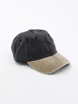 Gorra de béisbol con visera curva, color gris oscuro con visera color beige.