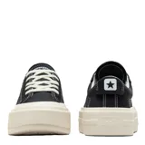 Championes urbanos Converse Cruise Low Top, color negro con detalles en blanco. Confeccionados en lona de algodón, con suela de goma y cordones.