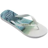 Ojotas Havaianas con base blanca estampada con palmeras y tiras verdes.