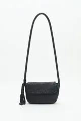 Cartera bandolera negra de cuero vacuno trenzado, con acceso superior con cierre metálico, interior forrado con bolsillos y correa de hombro trenzada.