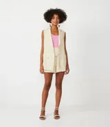 Short color beige confeccionado en viscolino con detalle de pliegues diagonales y cierre de cremallera.