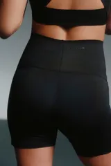 Calza biker deportiva negra, tiro alto, confeccionada en poliéster y elastano.