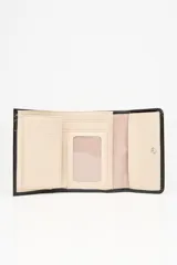 Billetera azul con textura croco y cierre con broche metálico.