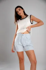 Short amarillo de gabardina, tiro alto y corte holgado.