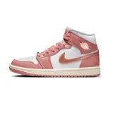 Zapatillas de media caña Air Jordan 1 Mid SE, color blanco y rosa con detalles en color crema en la suela.