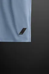Camiseta deportiva marrón de tejido técnico ligero y elástico con estructura. Cuello redondo, manga corta, costuras planas y logo estampado.