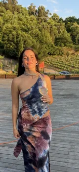 Conjunto de top halter y falda larga con estampado tie-dye en tonos azul, rosa y naranja.