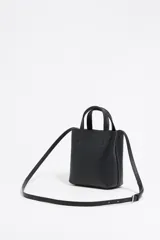 Bolso mini de piel vacuna color negro, con estructura blanda y formato vertical. Tiene doble asa corta, correa larga regulable, cierre con cinta, logo metálico BIMBA Y LOLA, acabados metálicos, bolsillo interior con cierre de cremallera e interior con logo grabado.