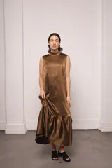Vestido largo negro con cuello alto y lunares. Incluye viso liso al tono.