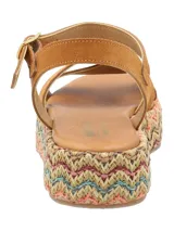Sandalias con plataforma de rafia multicolor y tiras de cuero color suela.