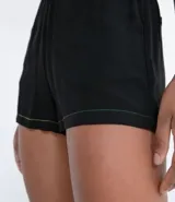 Short negro de viscosa con cintura elástica y pespuntes de colores en ruedo y cintura.
