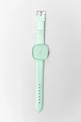 Reloj de pulsera color naranja con caja cuadrada y correa de cuero sintético.