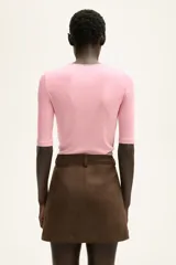 Pollera corta de corte evasé, color marrón oscuro, con cierre y botón frontal.