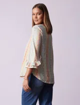 Blusa estampada con rayas verticales en tonos pastel y flores blancas. Tiene escote en V y mangas 3/4 con volados.
