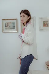 Camisa color crema de corte clásico con cuello y puños en jacquard estampado con flores.