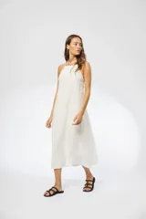 Vestido midi blanco de lino 100% natural, con breteles elásticos tipo spaghetti y fruncido en el escote.