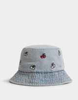 Piluso de denim celeste con bordado de cerezas de colores.